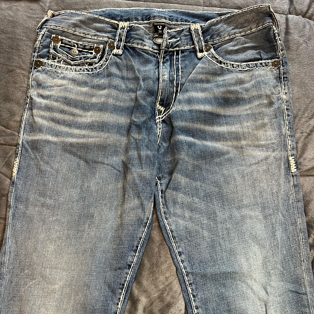 TRUE RELIGION relaxed straight jeans (Size US M 36)